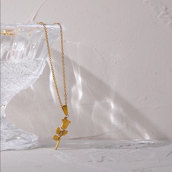 Vintage Jewelry - Vintage Rose Flower Pendant Gold Necklace